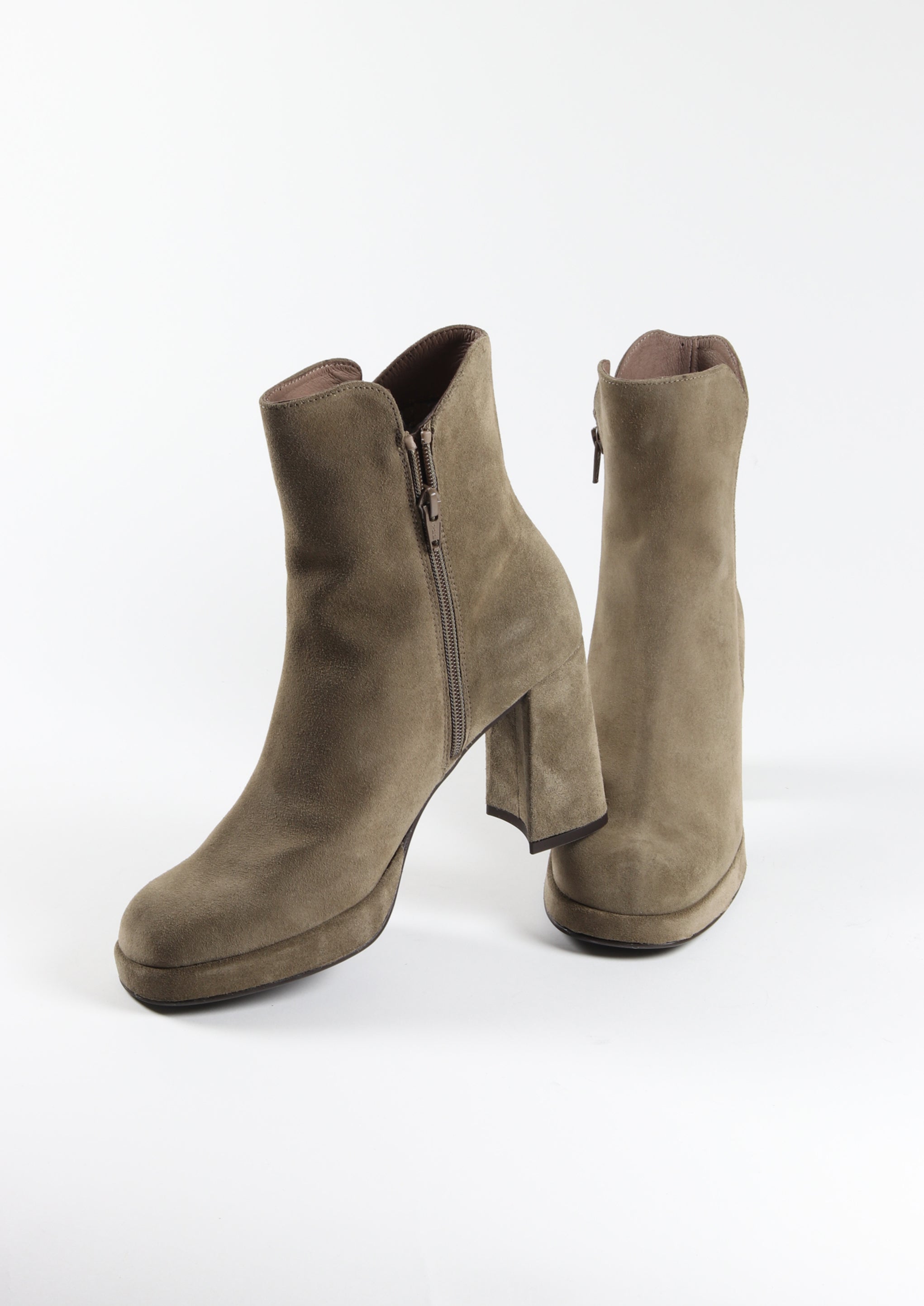 Botas un best sale paso mas